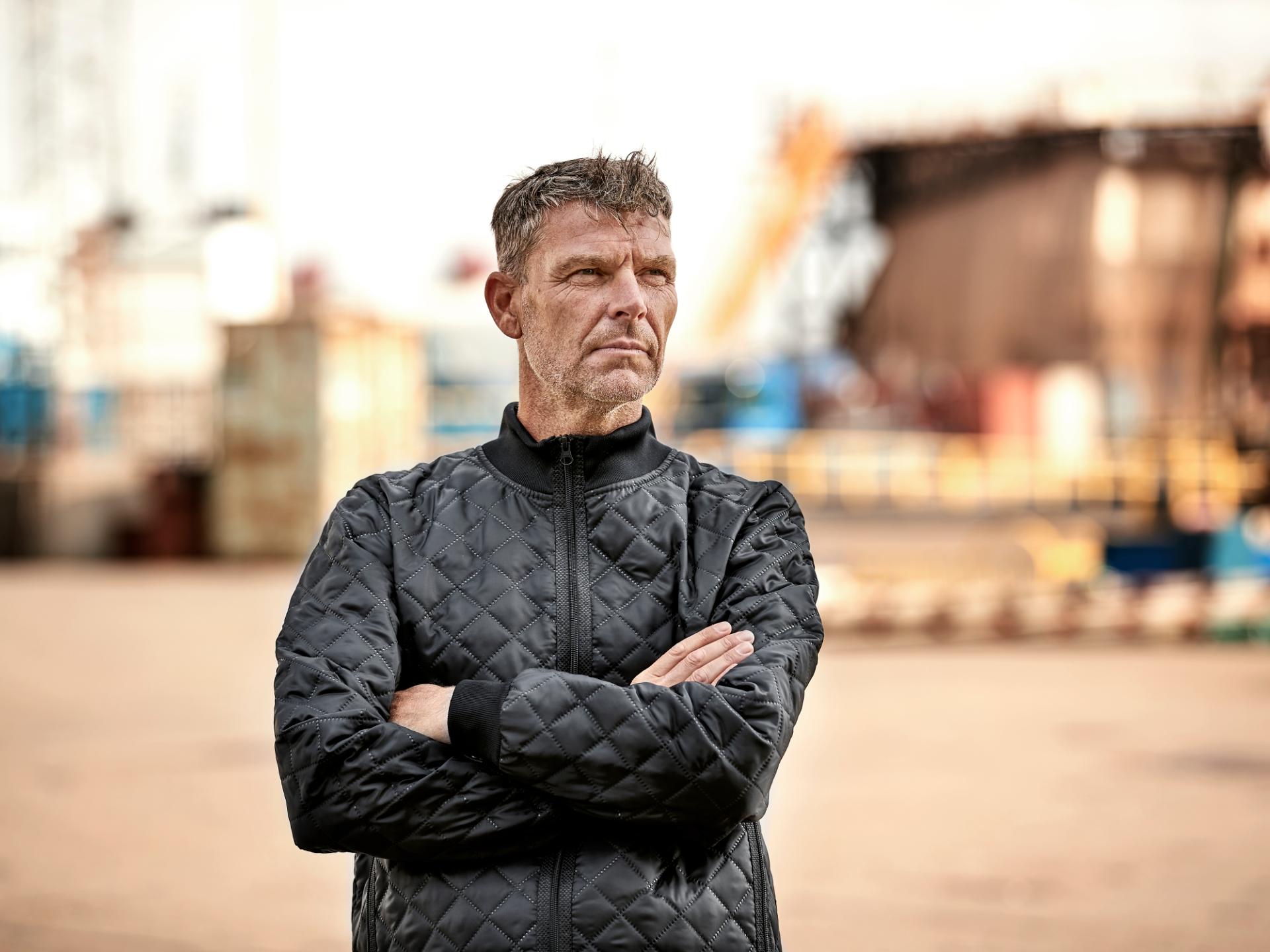 Mann in schwarzer ELKA Thermojacke